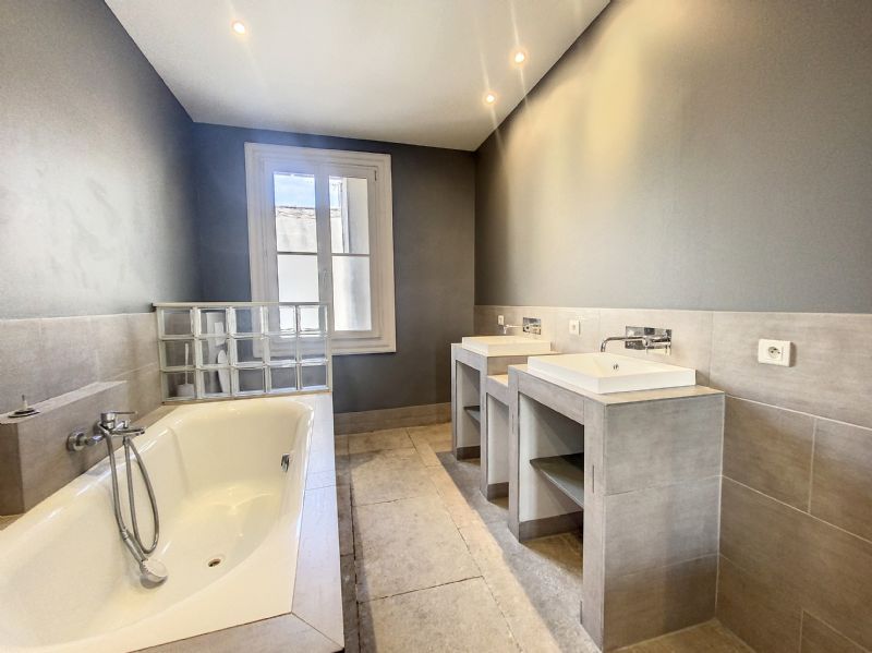 MONTPELLIER GRAND T3 MEUBLE05-237