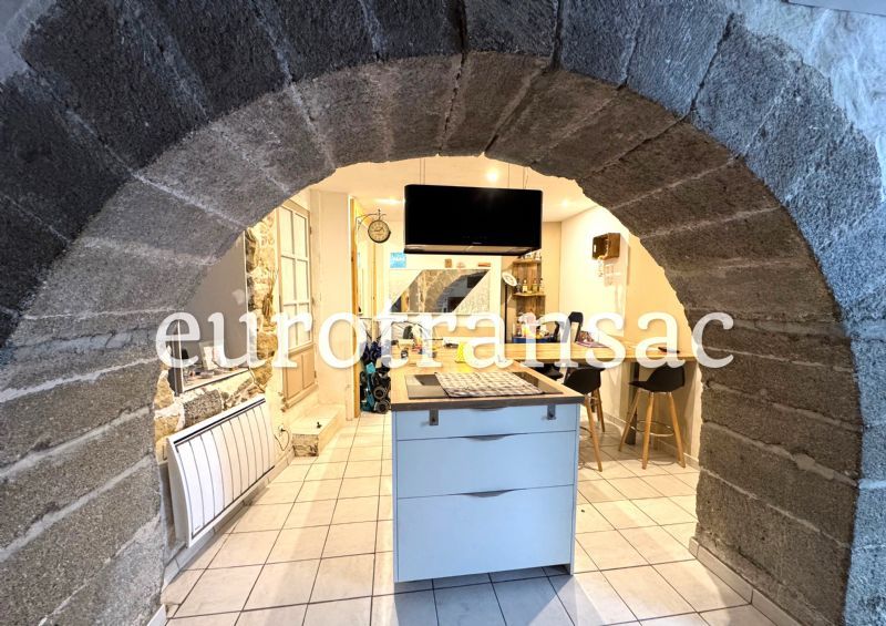 Servian, commune dynamique et conviviale. Maison cosy R+2, T5 avec cour.NL25044