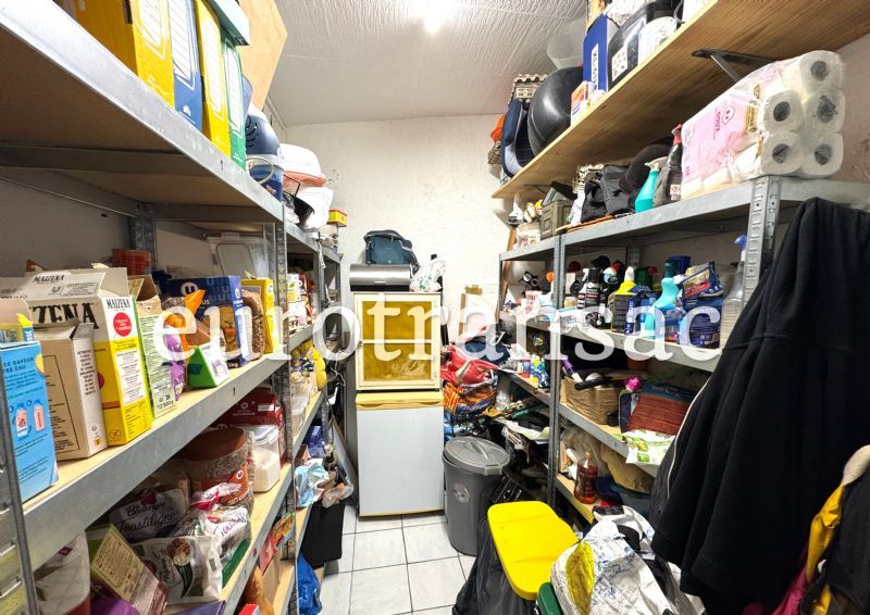 Servian, commune dynamique et conviviale. Maison cosy R+2, T5 avec cour.NL25044