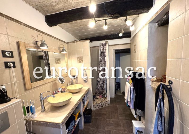 Servian, commune dynamique et conviviale. Maison cosy R+2, T5 avec cour.NL25044