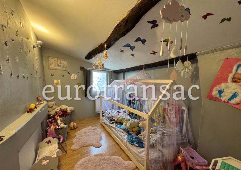 Servian, commune dynamique et conviviale. Maison cosy R+2, T5 avec cour.NL25044