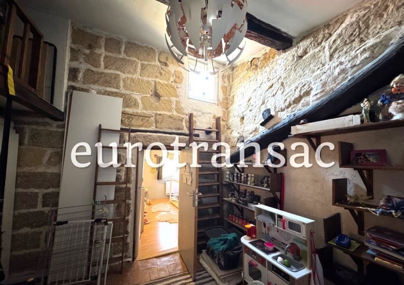 Servian, commune dynamique et conviviale. Maison cosy R+2, T5 avec cour.NL25044
