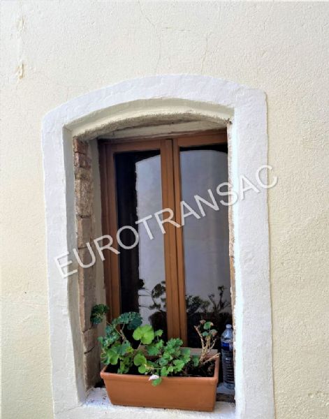 ROUJAN, village house composed in 2 apartments with courtyard.NL21083