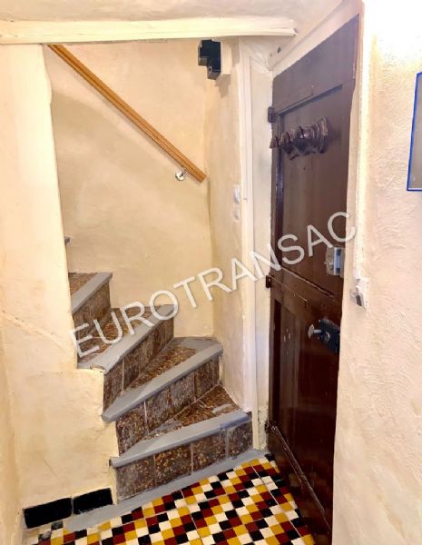 ROUJAN, village house composed in 2 apartments with courtyard.NL21083