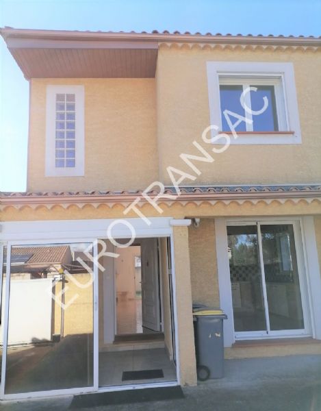 Charmante villa avec jardin piscinable proche toutes commoditésNL23015