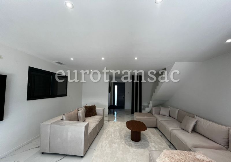 Plaissan - Villa Moderne de 120 m² avec Piscine, Construite en 2022 sur Terrain de 300 m²NL25020