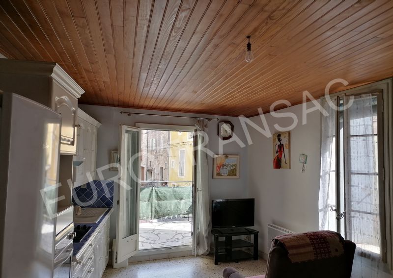 Dans le coeur historique de Pézenas, belle maison composé de plusieurs appartements et garage.NL21052