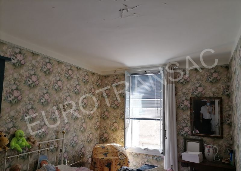 Dans le coeur historique de Pézenas, belle maison composé de plusieurs appartements et garage.NL21052