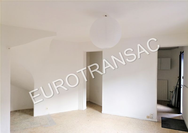 NEZIGNAN L'EVEQUE, close to shops and services, duplex apartment of 85 m² with shed.NL24008