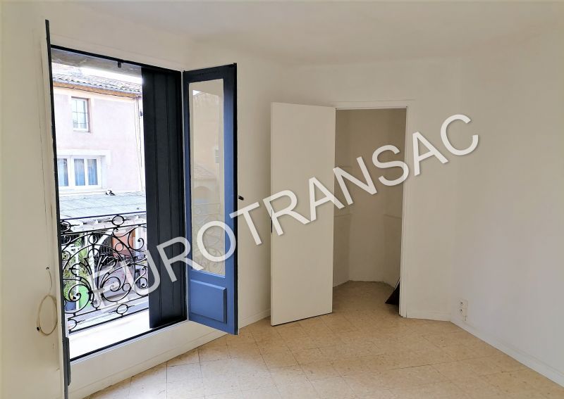 NEZIGNAN L'EVEQUE, close to shops and services, duplex apartment of 85 m² with shed.NL24008