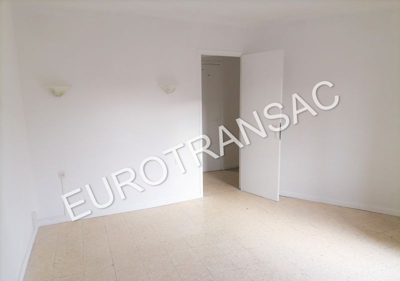 NEZIGNAN L'EVEQUE, close to shops and services, duplex apartment of 85 m² with shed.NL24008