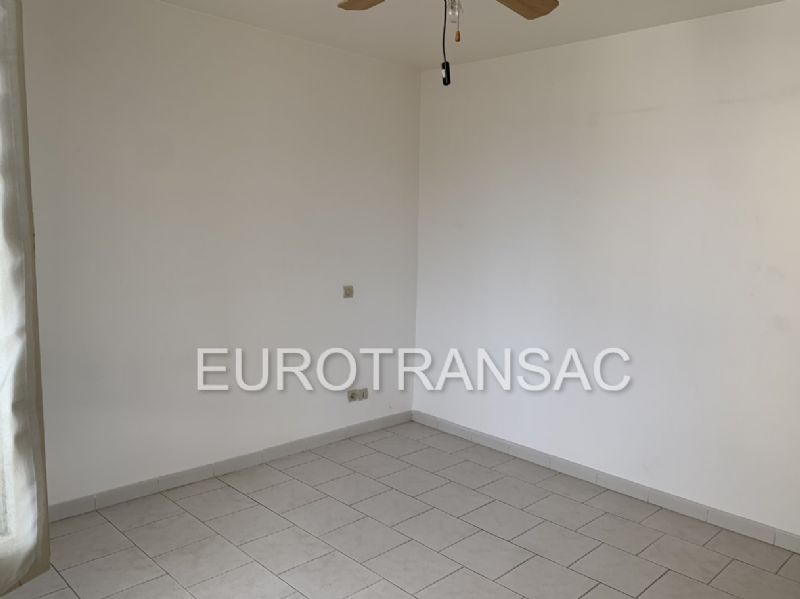 Villa de plain pied,100m2 hab. sur 894 m2 de terrain closSP23016