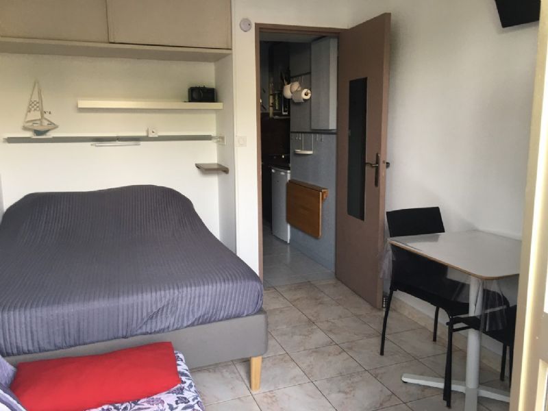 BALARUC LES BAINS - STUDIO DE 18M² AVEC SON JARDINET DE 13M² - PROCHE COMMERCES, PLAGE, CUREBV23017