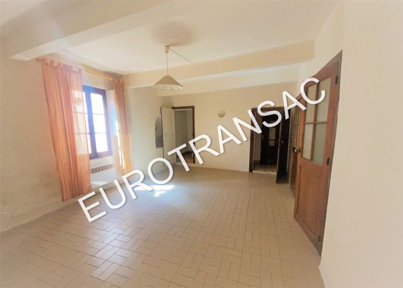 NEZIGNAN L'EVEQUE - Au coeur du village, maison de village spacieuse sur 3 niveauxNL25022