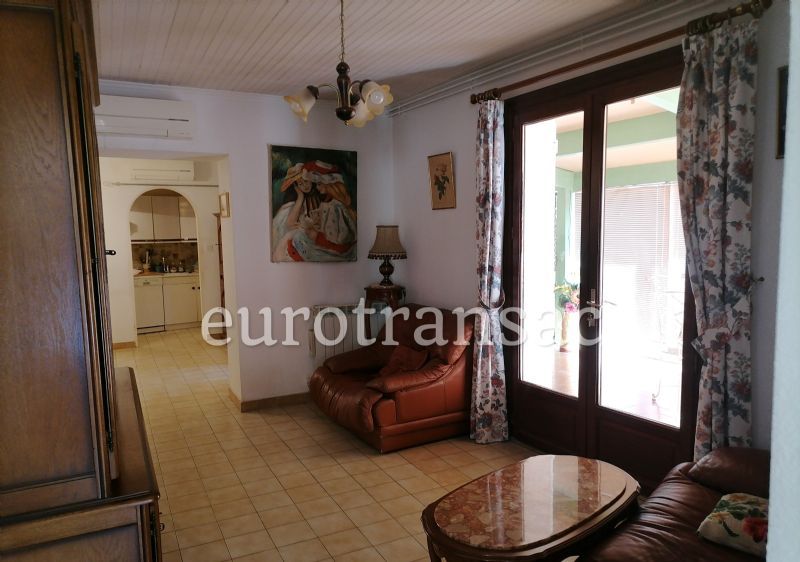 Sur PÉZÉNAS, proche campagne, villa de plain-pied.NL25007