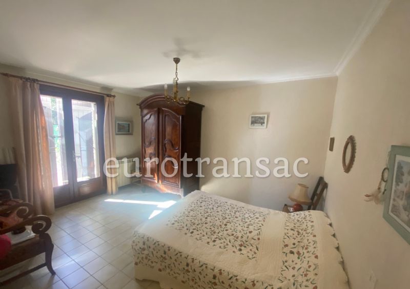 Sur PÉZÉNAS, proche campagne, villa de plain-pied.NL25007
