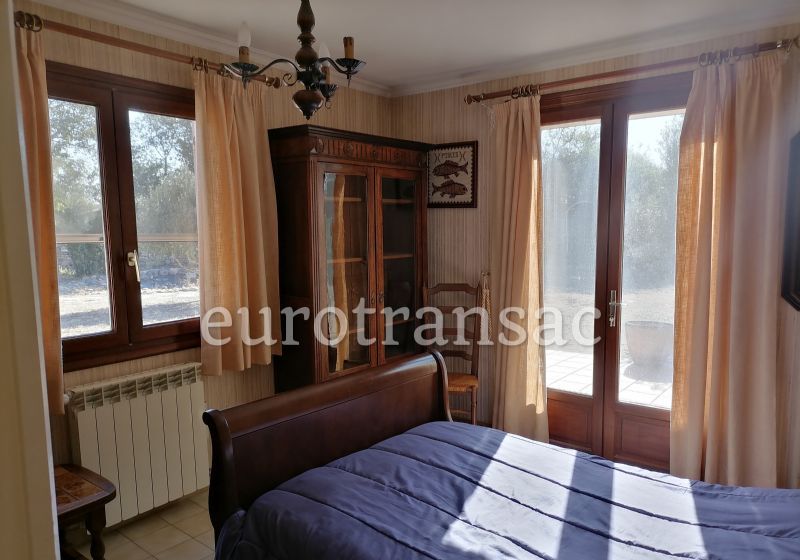 Sur PÉZÉNAS, proche campagne, villa de plain-pied.NL25007