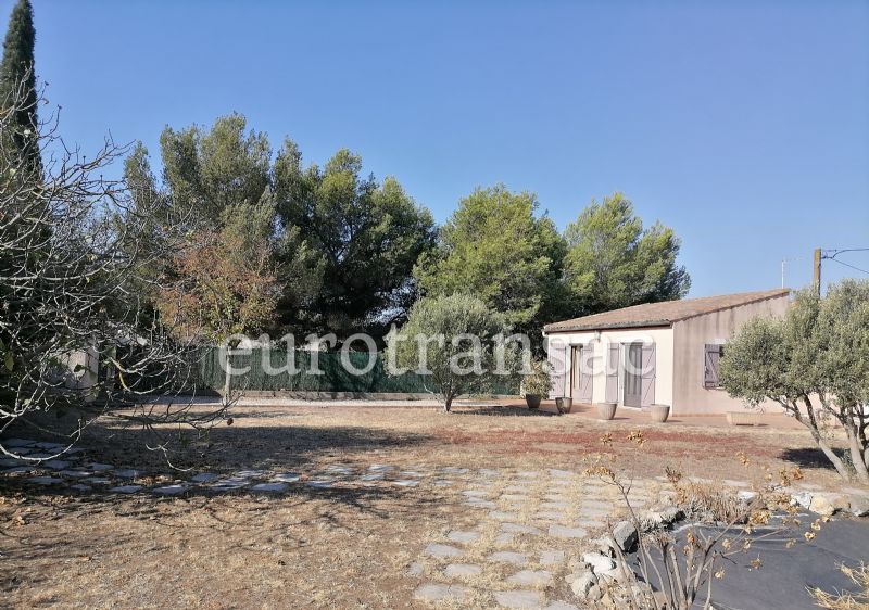 Sur PÉZÉNAS, proche campagne, villa de plain-pied.NL25007