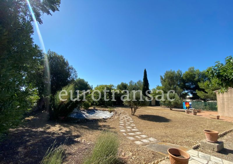 Sur PÉZÉNAS, proche campagne, villa de plain-pied.NL25007