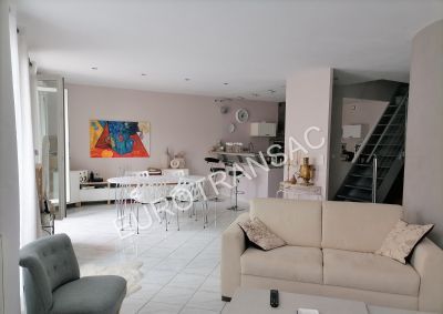 To discover, charming winemaker house with large garage!