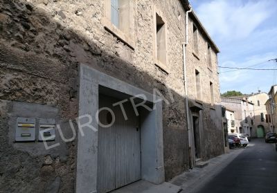 In the historic heart of Pézenas, beautiful house consisting of several apartments and garage.