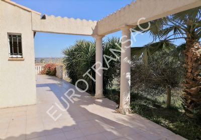 NÉZIGNAN L'ÉVÊQUE, Single storey villa with garden, with a large dominant plot