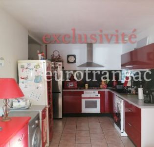 FLORENSAC, Appartement T4 en rez de jardin de 92 m² avec grande terrasse et cour