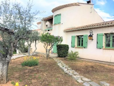 Entre Bassin de Thau et Pézenas, belle villa T7  sur terrain 1200 m² avec piscine