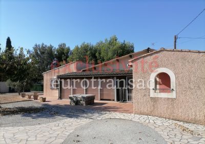 Sur PÉZÉNAS, proche campagne, villa de plain-pied.